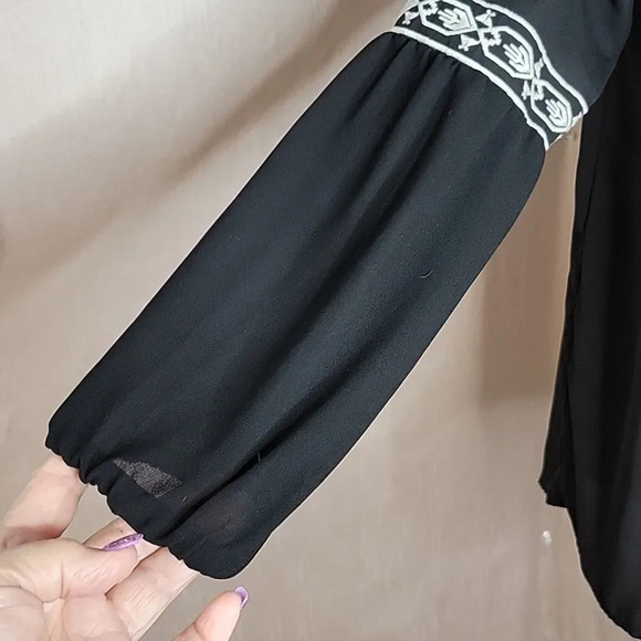 XOXO Black and‎ White Aztec Embroidered Peasant Blouse Medium - Picture 4 of 10